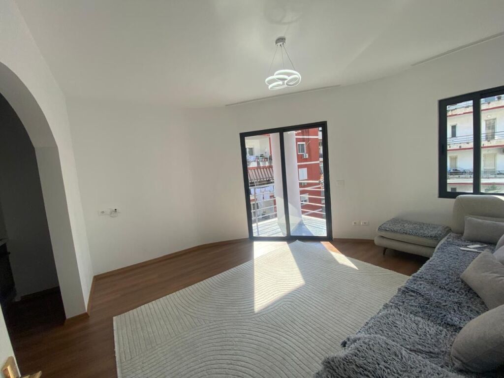 Affittasi Appartamento 2+1+1 con Balcone