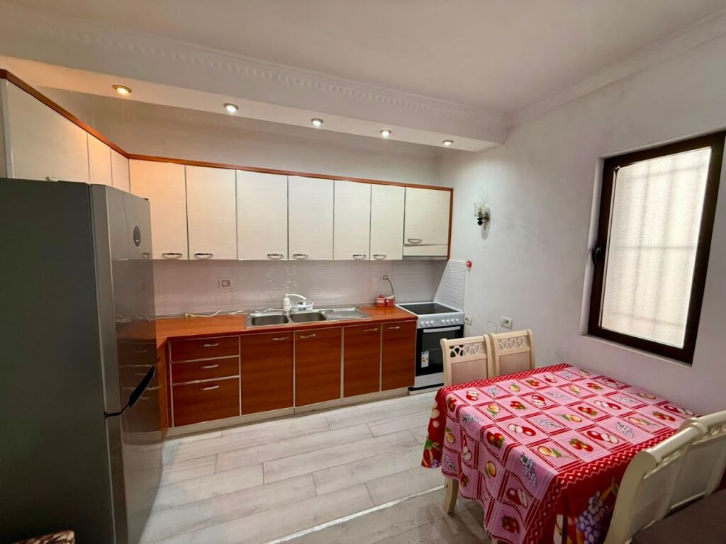 📣 QERA Apartament 2+1 📍 Mbrapa Spitalit Amerikan 2 🛣️ Rruga “Selaudin Zorba” ✨   🏡 Shtepi Private  🪜 Kati 1 🛋️ I Mobiluar   💶 Cmimi 45.000 Leke/Muaj