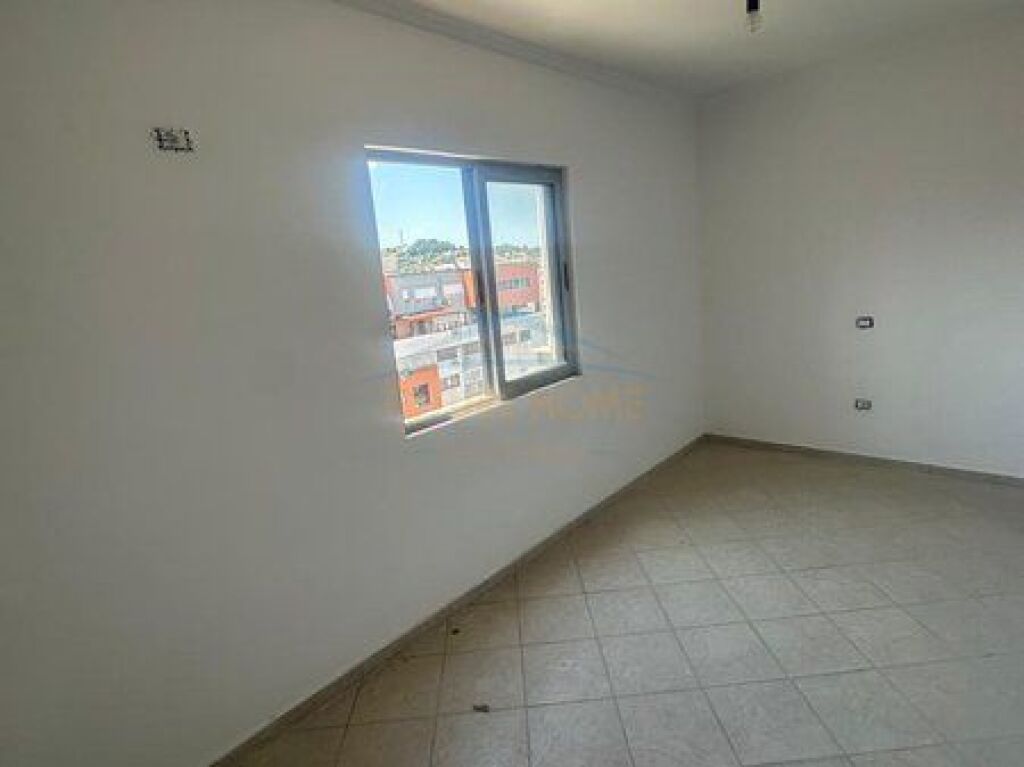 Shitet, Apartament 2+1+Verandë, Unaza e Re