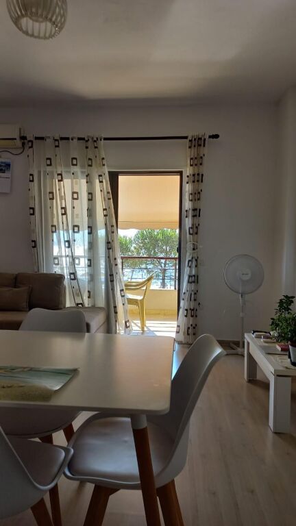 FOR RENT: A 65-SQUARE-METER APARTMENT ON THE SECOND FLOOR WITH A SEA VIEW IN UJI I FTOHTË, JUST 30 METERS FROM THE BEACH