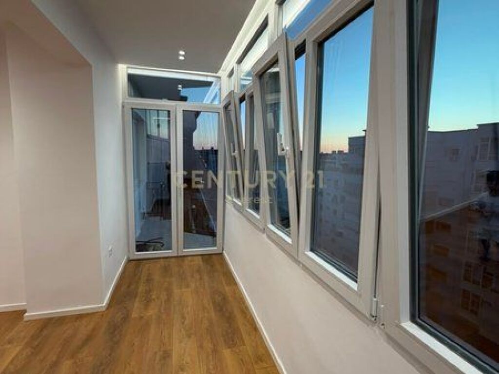 Appartamento 1+1 in vendita a 21 Dhjetori, dietro l'ex Europian. In vendita un appartamento 1+1, situato in una delle zone più richieste e frequentate di Tirana, a 21 Dhjetori, dietro l'ex Europian. La proprietà si trova in una posizione strategica, con accesso immediato a tutte le strutture necessarie per una vita confortevole, come scuole, asili, università, supermercati, farmacie, bar, ristoranti e trasporto pubblico. L'appartamento è appena ristrutturato, con investimenti di qualità e organizzazione funzionale, sfruttando in modo ottimale ogni metro quadrato della superficie. Grazie alla sua posizione e caratteristiche, è una scelta ideale sia per abitazione che per investimento. Per maggiori informazioni o per organizzare una visita alla proprietà, contattaci!