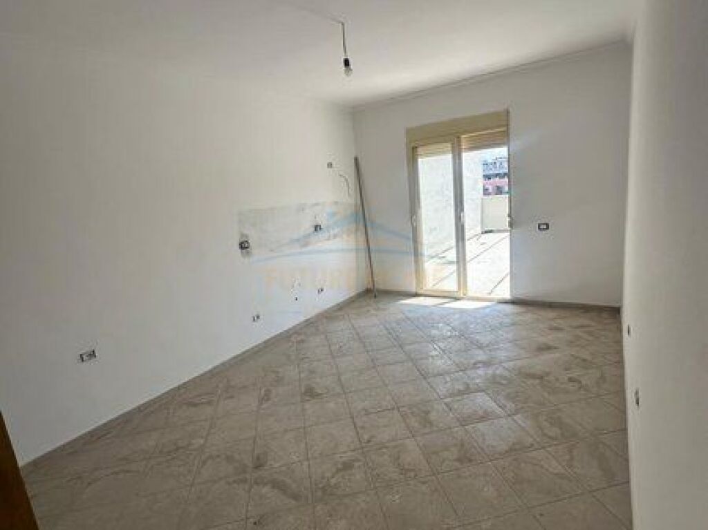 Shitet, Apartament 2+1+Verandë, Unaza e Re