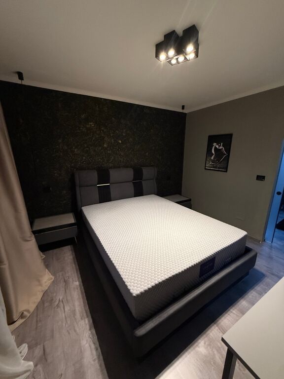Occasione, affittasi appartamento di lusso in via 21 Dhjetori/Kavajes 1+1 (50.000 lek indisputabile)