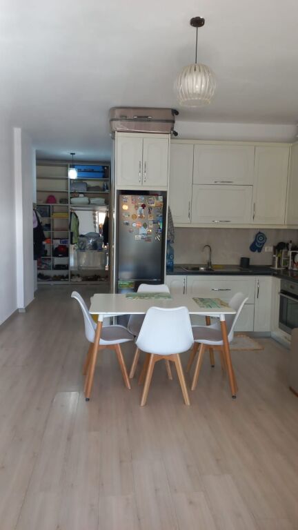 FOR RENT: A 65-SQUARE-METER APARTMENT ON THE SECOND FLOOR WITH A SEA VIEW IN UJI I FTOHTË, JUST 30 METERS FROM THE BEACH