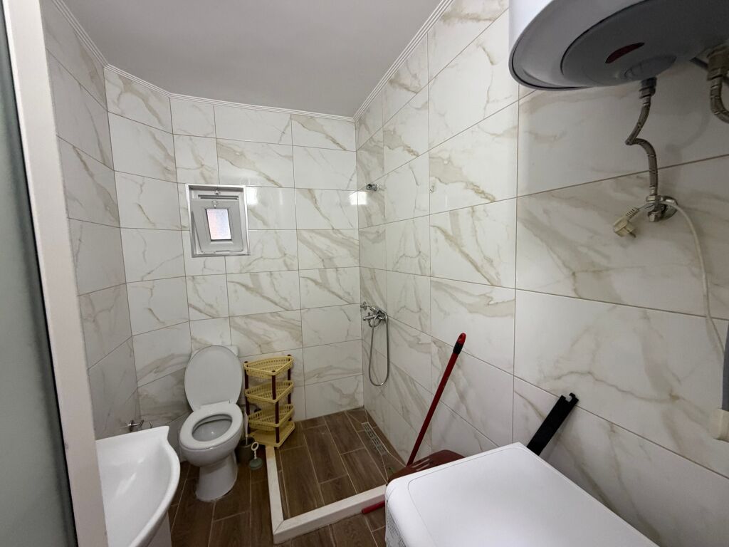 🏡 Appartamento 1+1 in vendita – Laprakë (KMY)  📍 Posizione: Laprakë (KMY) 🏢 Edificio esistente 🏠 2° piano 📐 Superficie netta: 64,5 m²  Prezzo 128 mila euro  📲 Per maggiori informazioni o per organizzare una visita: