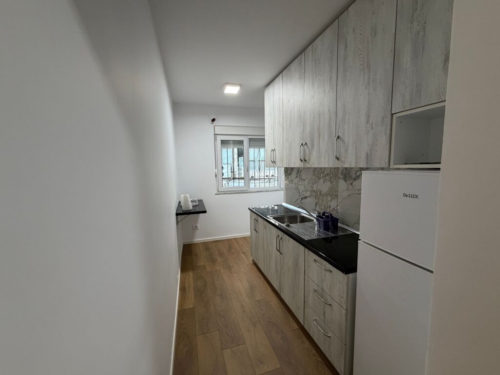 🏡 Appartamento 1+1 in vendita – Laprakë (KMY)  📍 Posizione: Laprakë (KMY) 🏢 Edificio esistente 🏠 2° piano 📐 Superficie netta: 64,5 m²  Prezzo 128 mila euro  📲 Per maggiori informazioni o per organizzare una visita:
