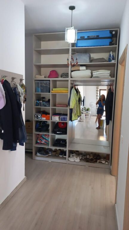 FOR RENT: A 65-SQUARE-METER APARTMENT ON THE SECOND FLOOR WITH A SEA VIEW IN UJI I FTOHTË, JUST 30 METERS FROM THE BEACH