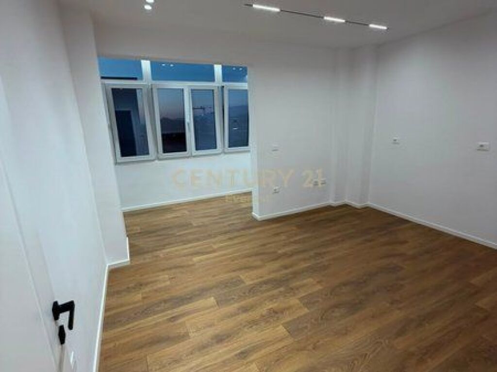 Appartamento 1+1 in vendita a 21 Dhjetori, dietro l'ex Europian. In vendita un appartamento 1+1, situato in una delle zone più richieste e frequentate di Tirana, a 21 Dhjetori, dietro l'ex Europian. La proprietà si trova in una posizione strategica, con accesso immediato a tutte le strutture necessarie per una vita confortevole, come scuole, asili, università, supermercati, farmacie, bar, ristoranti e trasporto pubblico. L'appartamento è appena ristrutturato, con investimenti di qualità e organizzazione funzionale, sfruttando in modo ottimale ogni metro quadrato della superficie. Grazie alla sua posizione e caratteristiche, è una scelta ideale sia per abitazione che per investimento. Per maggiori informazioni o per organizzare una visita alla proprietà, contattaci!