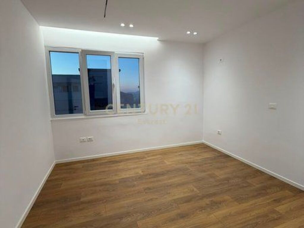 Appartamento 1+1 in vendita a 21 Dhjetori, dietro l'ex Europian. In vendita un appartamento 1+1, situato in una delle zone più richieste e frequentate di Tirana, a 21 Dhjetori, dietro l'ex Europian. La proprietà si trova in una posizione strategica, con accesso immediato a tutte le strutture necessarie per una vita confortevole, come scuole, asili, università, supermercati, farmacie, bar, ristoranti e trasporto pubblico. L'appartamento è appena ristrutturato, con investimenti di qualità e organizzazione funzionale, sfruttando in modo ottimale ogni metro quadrato della superficie. Grazie alla sua posizione e caratteristiche, è una scelta ideale sia per abitazione che per investimento. Per maggiori informazioni o per organizzare una visita alla proprietà, contattaci!