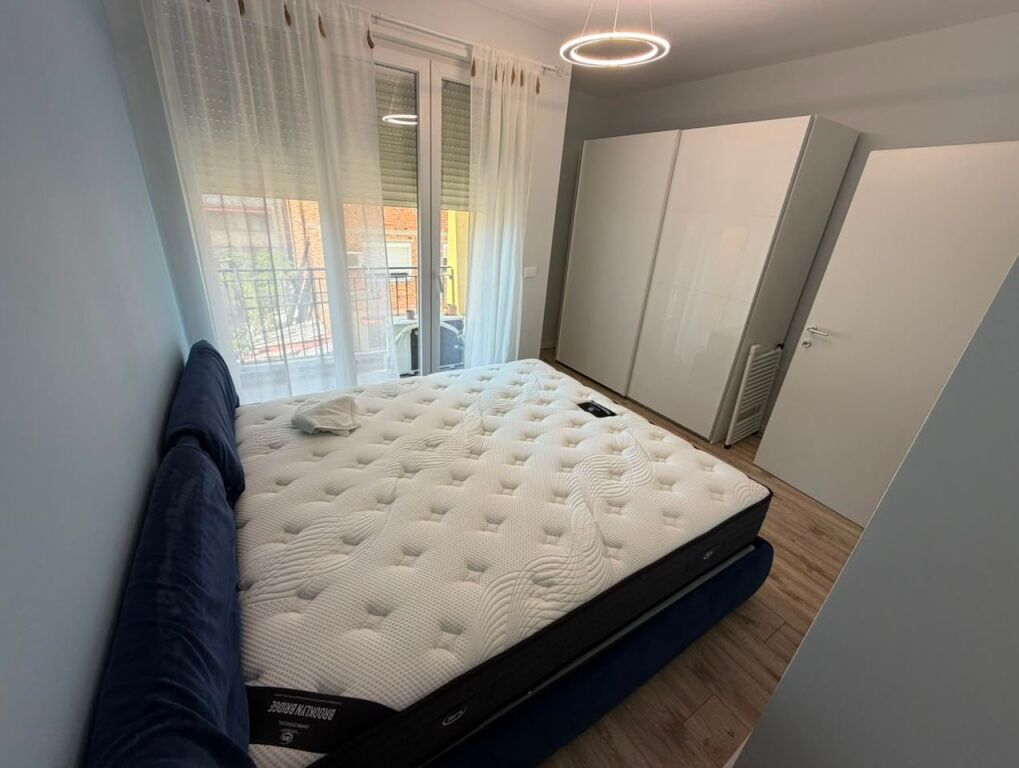 🏡 Jepet me qira apartament 1+1 + post parkimi  📍 Rruga Shyqyri Ishmi, pranë Xhamisë së Tabakëve 🏢 Kati 2, pallat i ri me ashensor 🛋️ Totalisht i mobiluar, me çdo gjë të re 🚗 Post parkimi i përfshirë  💰 Çmimi: 70.000 lekë/muaj