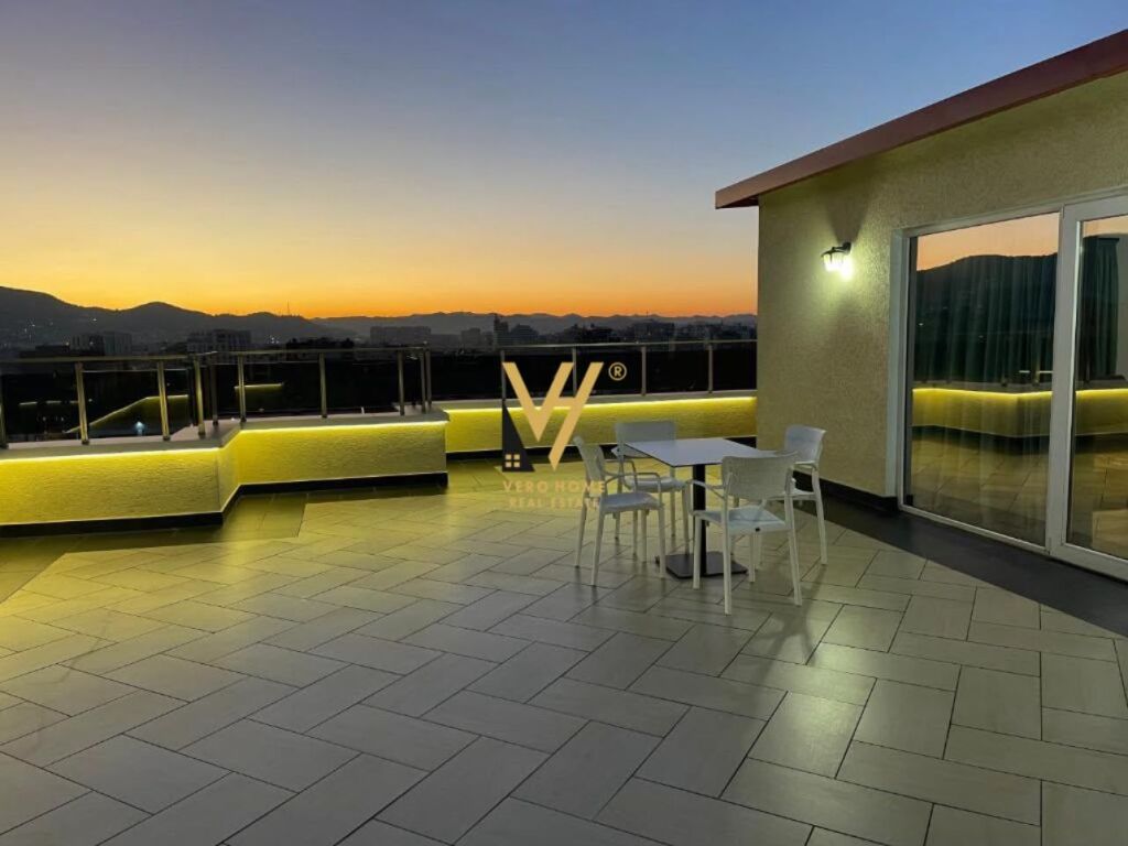 JEPET PENTHOUSE 2+1+VERANDE ME QERA NE BLLOK 1.400 EURO