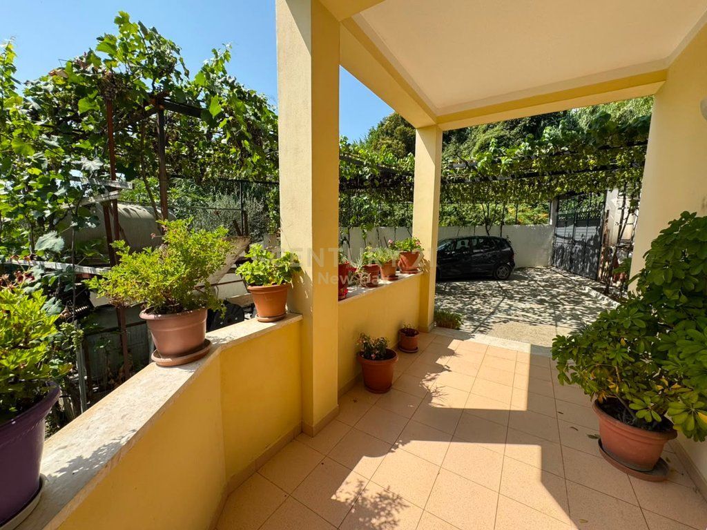 Villa In Vendita a Spitallë, Durrës - 260000€ | 476 m²