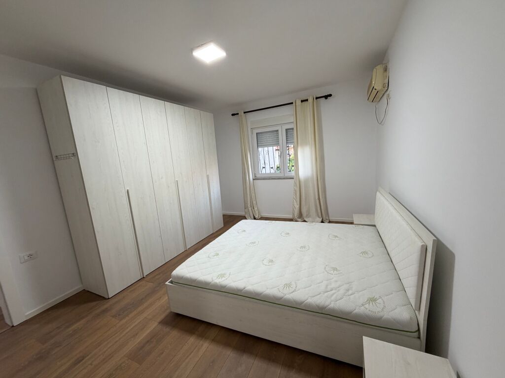 🏡 Appartamento 1+1 in vendita – Laprakë (KMY)  📍 Posizione: Laprakë (KMY) 🏢 Edificio esistente 🏠 2° piano 📐 Superficie netta: 64,5 m²  Prezzo 128 mila euro  📲 Per maggiori informazioni o per organizzare una visita: