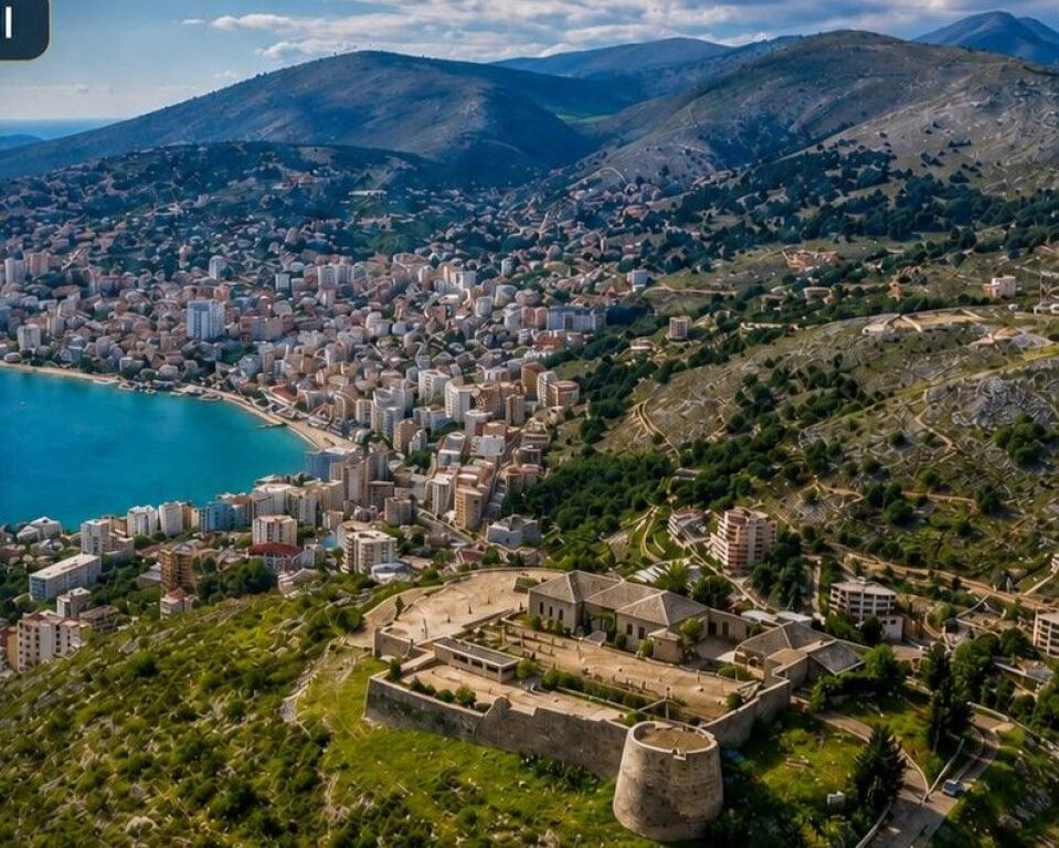 🏡 **TRUALL NË SHITJE – SARANDË** 🌊