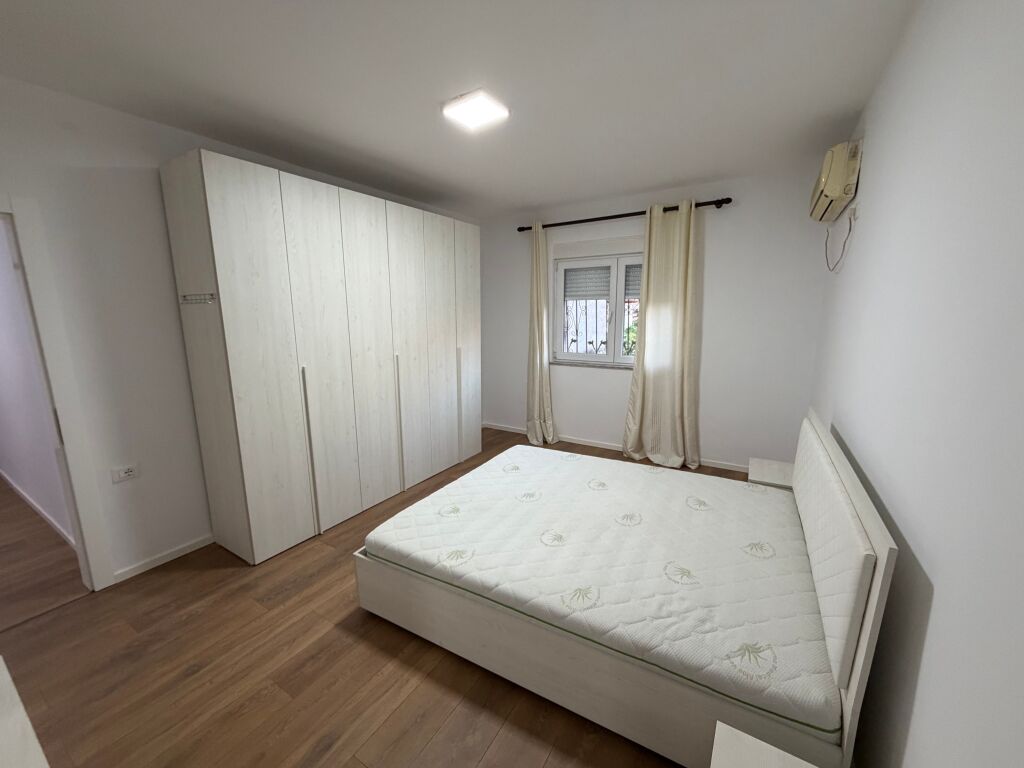 🏡 Appartamento 1+1 in vendita – Laprakë (KMY)  📍 Posizione: Laprakë (KMY) 🏢 Edificio esistente 🏠 2° piano 📐 Superficie netta: 64,5 m²  Prezzo 128 mila euro  📲 Per maggiori informazioni o per organizzare una visita: