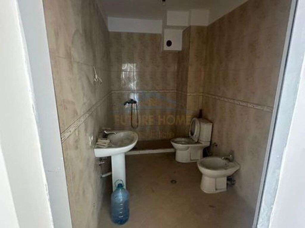 Shitet, Apartament 2+1+Verandë, Unaza e Re