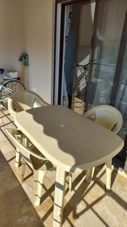 FOR RENT: A 65-SQUARE-METER APARTMENT ON THE SECOND FLOOR WITH A SEA VIEW IN UJI I FTOHTË, JUST 30 METERS FROM THE BEACH