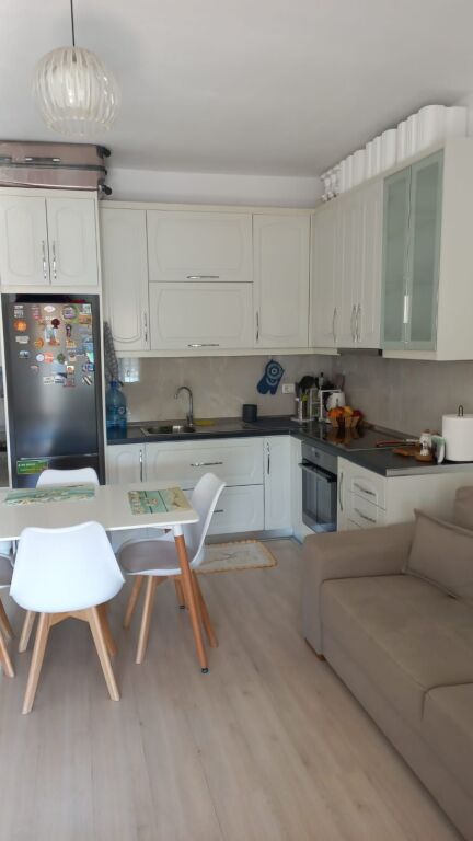 FOR RENT: A 65-SQUARE-METER APARTMENT ON THE SECOND FLOOR WITH A SEA VIEW IN UJI I FTOHTË, JUST 30 METERS FROM THE BEACH