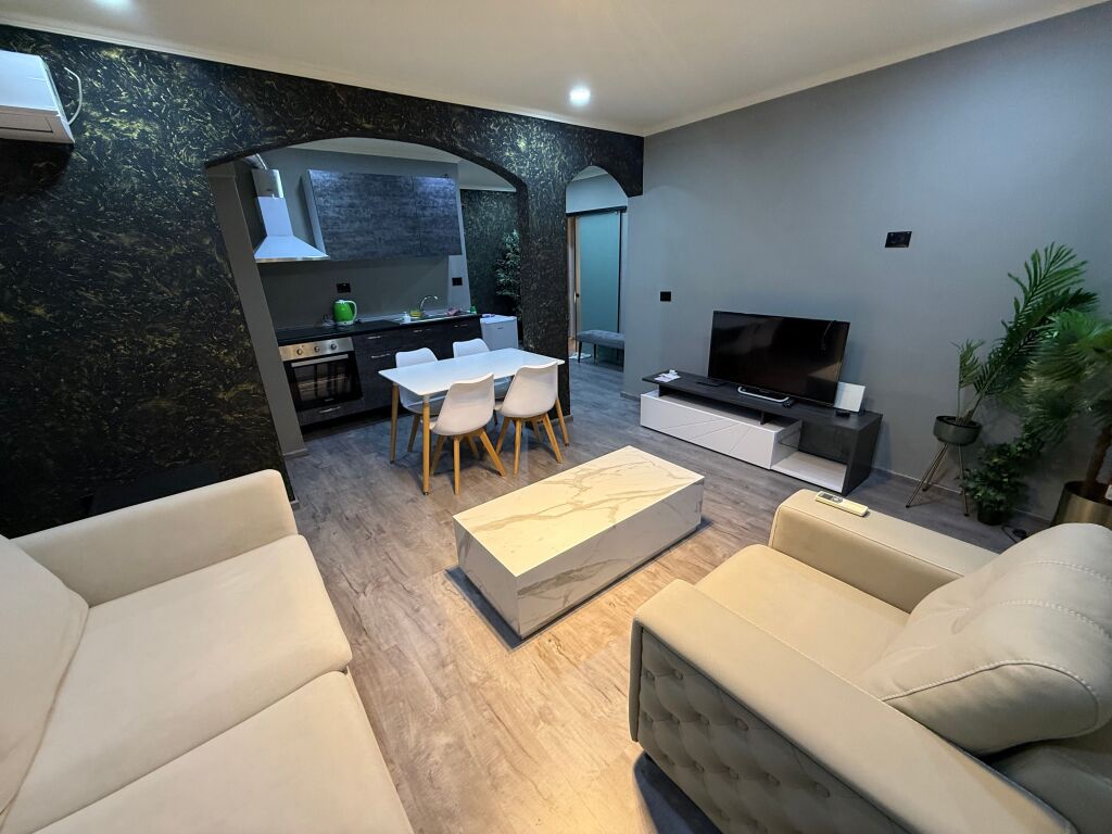 Occasione, affittasi appartamento di lusso in via 21 Dhjetori/Kavajes 1+1 (50.000 lek indisputabile)