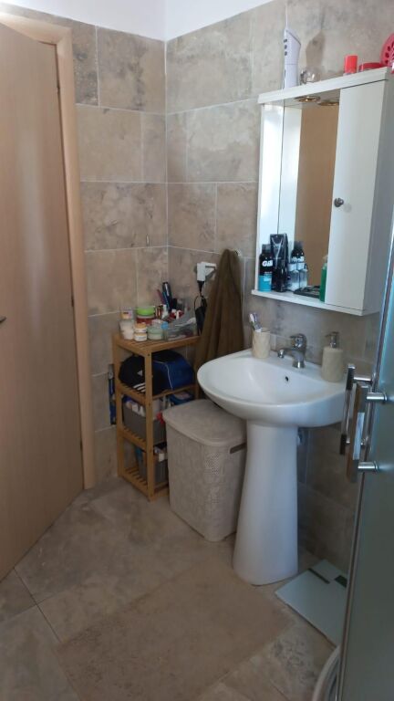 FOR RENT: A 65-SQUARE-METER APARTMENT ON THE SECOND FLOOR WITH A SEA VIEW IN UJI I FTOHTË, JUST 30 METERS FROM THE BEACH