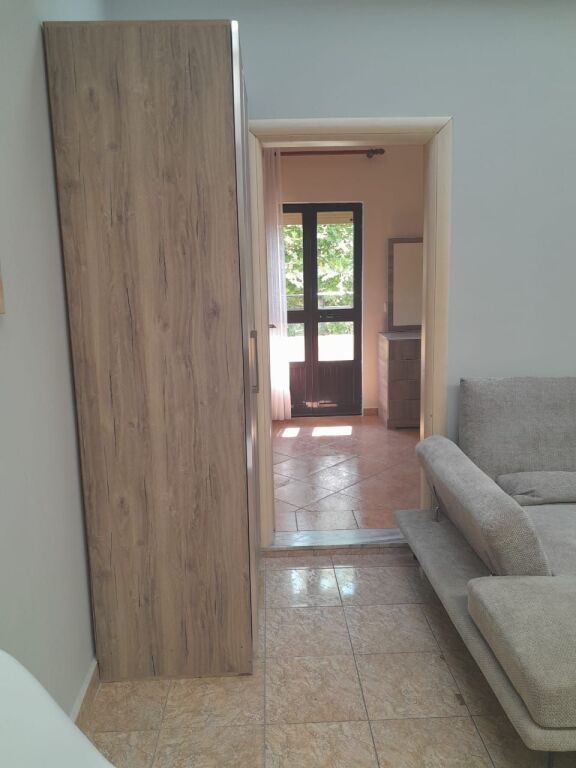 Jepet me qira apartament 1+1 pranë Shkollës “Migjeni”, Durrës