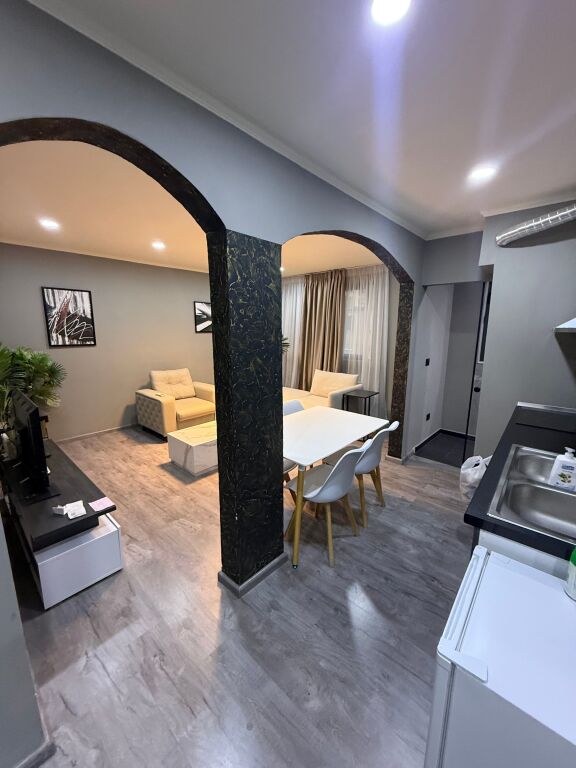Occasione, affittasi appartamento di lusso in via 21 Dhjetori/Kavajes 1+1 (50.000 lek indisputabile)
