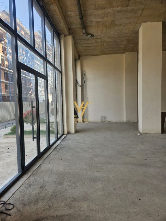 AFFITTASI NEGOZIO 132 M2 PRESSO L'EX CAMPO DI AVIAZIONE 1.000 EURO