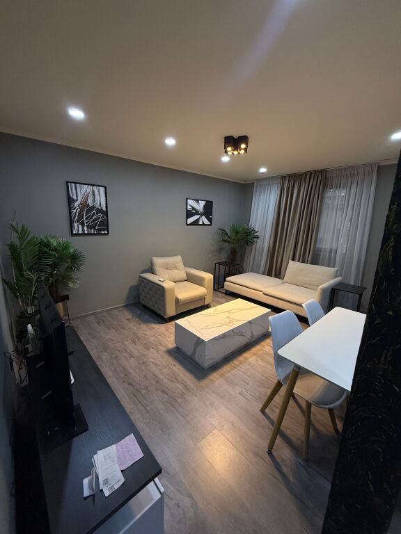 Occasione, affittasi appartamento di lusso in via 21 Dhjetori/Kavajes 1+1 (50.000 lek indisputabile)