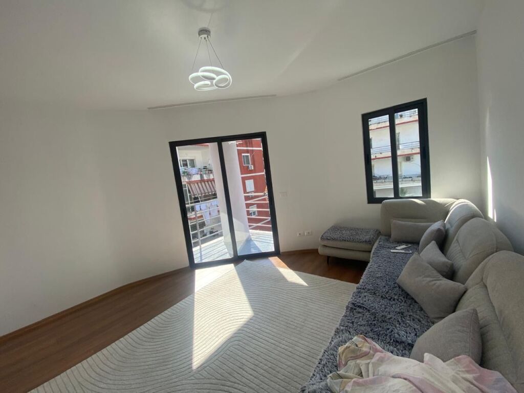 Affittasi Appartamento 2+1+1 con Balcone