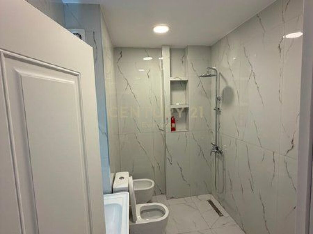 Appartamento 1+1 in vendita a 21 Dhjetori, dietro l'ex Europian. In vendita un appartamento 1+1, situato in una delle zone più richieste e frequentate di Tirana, a 21 Dhjetori, dietro l'ex Europian. La proprietà si trova in una posizione strategica, con accesso immediato a tutte le strutture necessarie per una vita confortevole, come scuole, asili, università, supermercati, farmacie, bar, ristoranti e trasporto pubblico. L'appartamento è appena ristrutturato, con investimenti di qualità e organizzazione funzionale, sfruttando in modo ottimale ogni metro quadrato della superficie. Grazie alla sua posizione e caratteristiche, è una scelta ideale sia per abitazione che per investimento. Per maggiori informazioni o per organizzare una visita alla proprietà, contattaci!