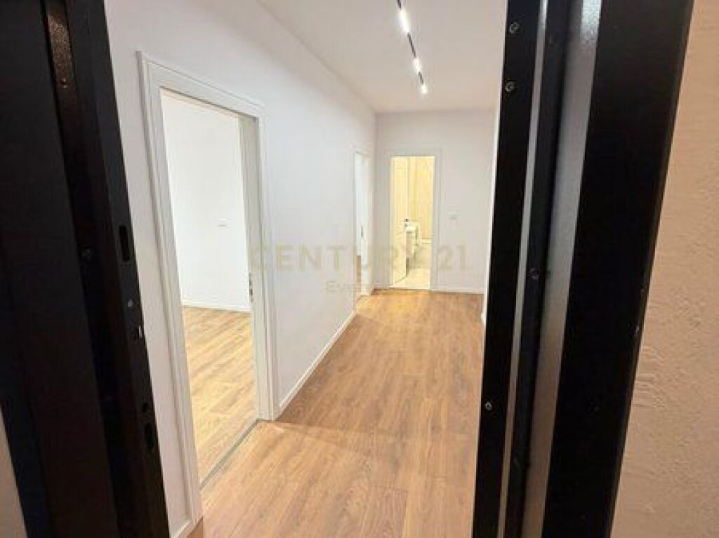 Appartamento 1+1 in vendita a 21 Dhjetori, dietro l'ex Europian. In vendita un appartamento 1+1, situato in una delle zone più richieste e frequentate di Tirana, a 21 Dhjetori, dietro l'ex Europian. La proprietà si trova in una posizione strategica, con accesso immediato a tutte le strutture necessarie per una vita confortevole, come scuole, asili, università, supermercati, farmacie, bar, ristoranti e trasporto pubblico. L'appartamento è appena ristrutturato, con investimenti di qualità e organizzazione funzionale, sfruttando in modo ottimale ogni metro quadrato della superficie. Grazie alla sua posizione e caratteristiche, è una scelta ideale sia per abitazione che per investimento. Per maggiori informazioni o per organizzare una visita alla proprietà, contattaci!