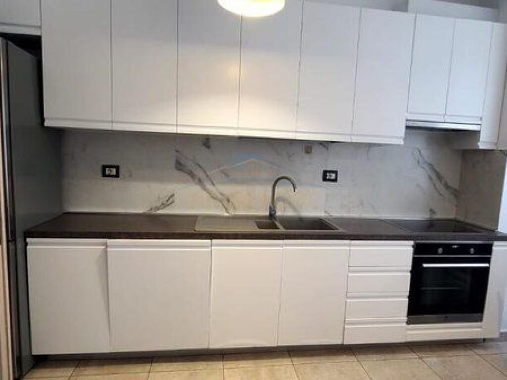 Shitet,Apartament 1+1+Post Parkimi,Kompleksi Xhura