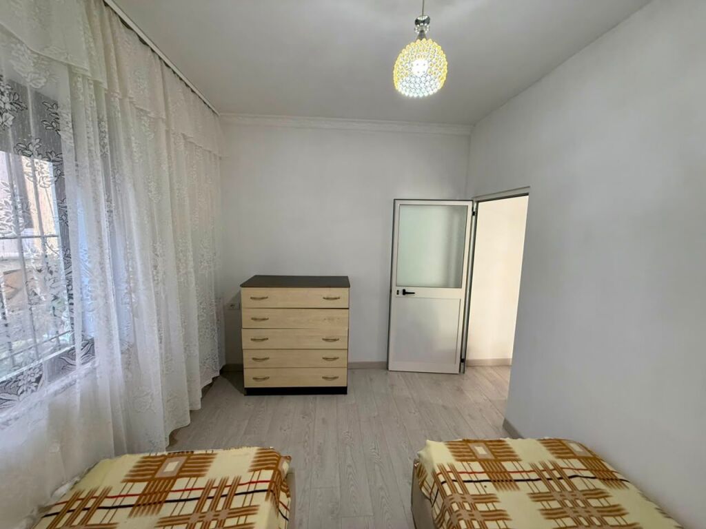 📣 QERA Apartament 2+1 📍 Mbrapa Spitalit Amerikan 2 🛣️ Rruga “Selaudin Zorba” ✨   🏡 Shtepi Private  🪜 Kati 1 🛋️ I Mobiluar   💶 Cmimi 45.000 Leke/Muaj
