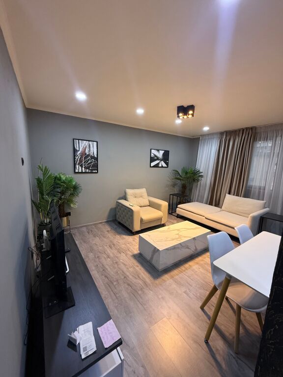 Occasione, affittasi appartamento di lusso in via 21 Dhjetori/Kavajes 1+1 (50.000 lek indisputabile)