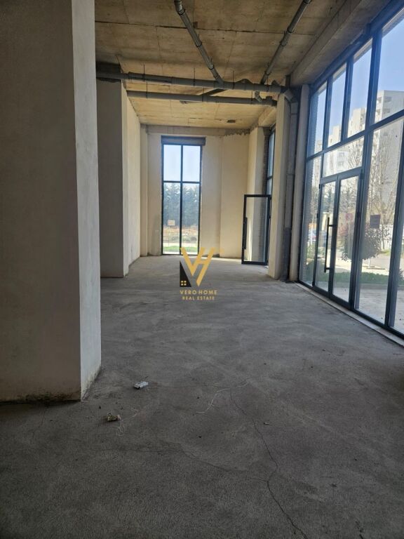 AFFITTASI NEGOZIO 132 M2 PRESSO L'EX CAMPO DI AVIAZIONE 1.000 EURO