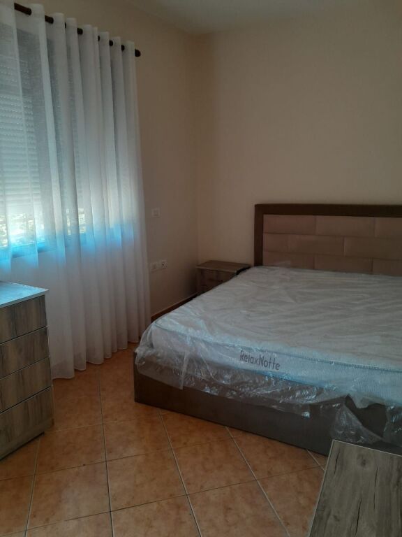 Jepet me qira apartament 1+1 pranë Shkollës “Migjeni”, Durrës