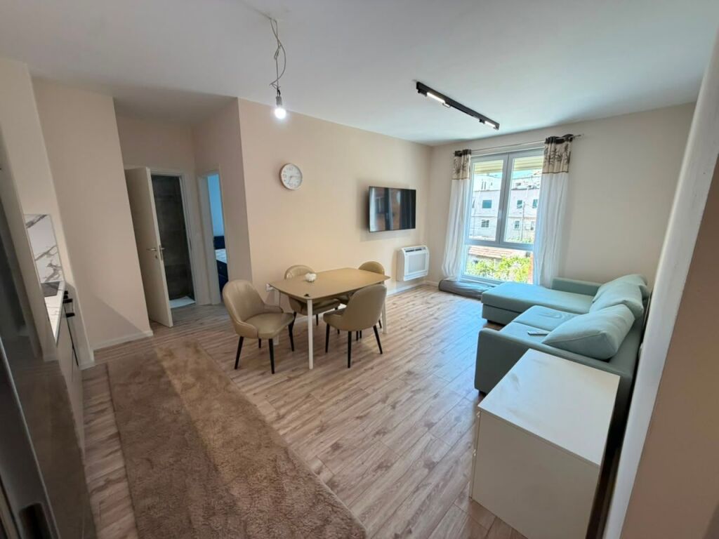 🏡 Jepet me qira apartament 1+1 + post parkimi  📍 Rruga Shyqyri Ishmi, pranë Xhamisë së Tabakëve 🏢 Kati 2, pallat i ri me ashensor 🛋️ Totalisht i mobiluar, me çdo gjë të re 🚗 Post parkimi i përfshirë  💰 Çmimi: 70.000 lekë/muaj