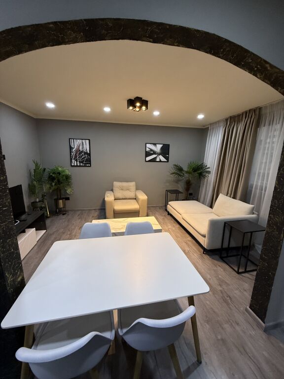 Occasione, affittasi appartamento di lusso in via 21 Dhjetori/Kavajes 1+1 (50.000 lek indisputabile)