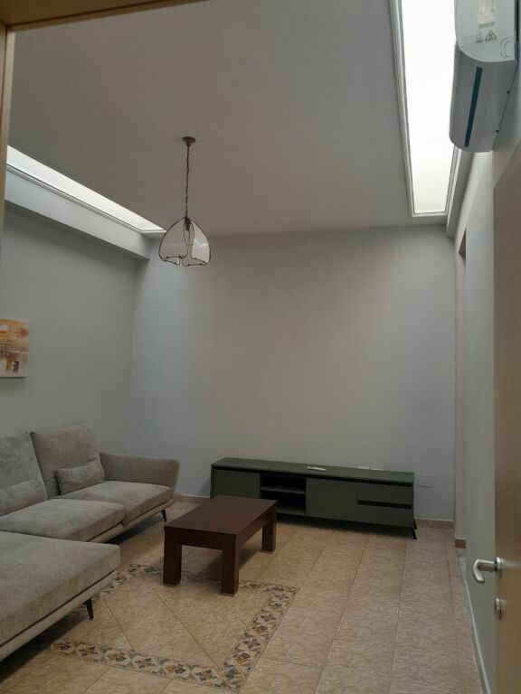 Jepet me qira apartament 1+1 pranë Shkollës “Migjeni”, Durrës