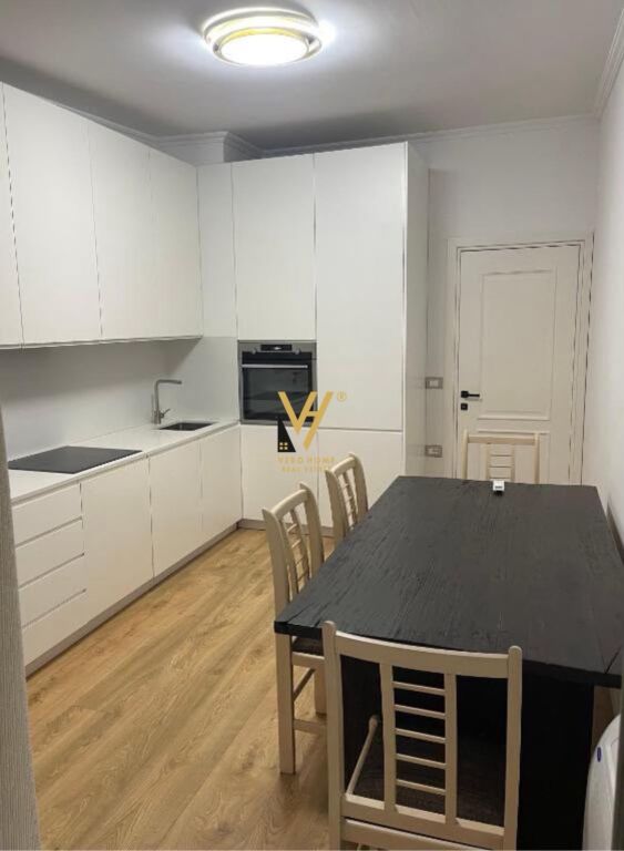 JEPET PENTHOUSE 2+1+VERANDE ME QERA NE BLLOK 1.400 EURO
