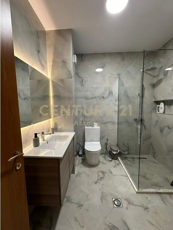 Apartament 2+1 për shitje pranë stadiumit Air Albania – Lokacion elitar në zemër të Tiranës!