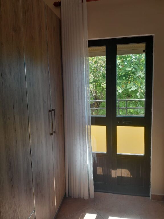 Jepet me qira apartament 1+1 pranë Shkollës “Migjeni”, Durrës