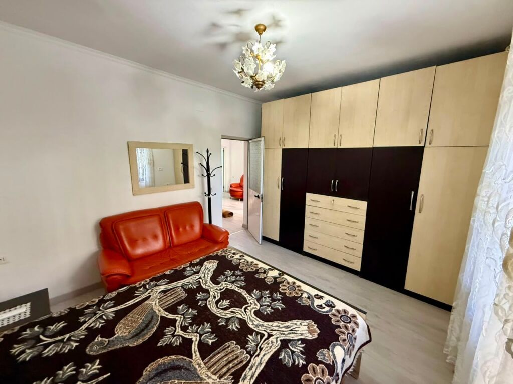 📣 QERA Apartament 2+1 📍 Mbrapa Spitalit Amerikan 2 🛣️ Rruga “Selaudin Zorba” ✨   🏡 Shtepi Private  🪜 Kati 1 🛋️ I Mobiluar   💶 Cmimi 45.000 Leke/Muaj