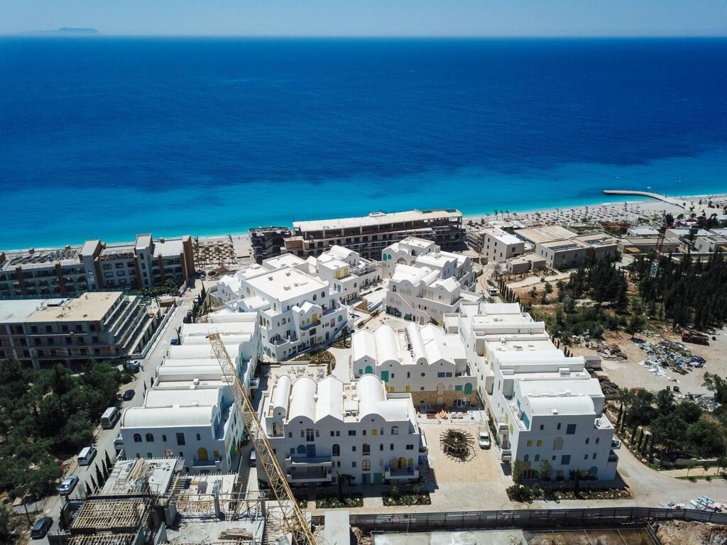 Shitet apartament 2+1 me pamje nga deri ne Square Village , Dhermi