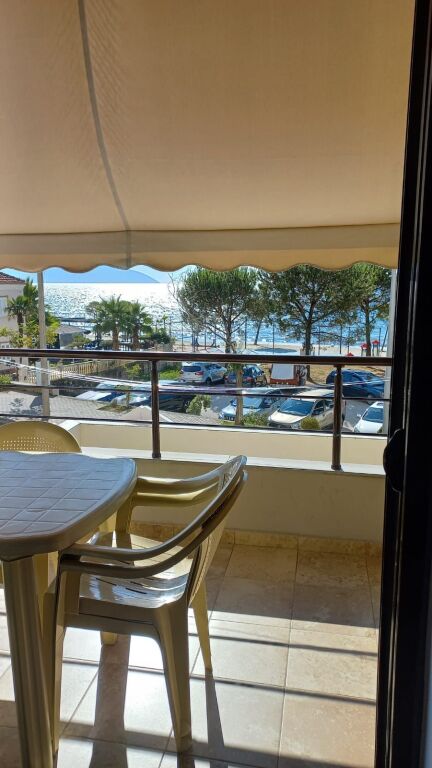 FOR RENT: A 65-SQUARE-METER APARTMENT ON THE SECOND FLOOR WITH A SEA VIEW IN UJI I FTOHTË, JUST 30 METERS FROM THE BEACH