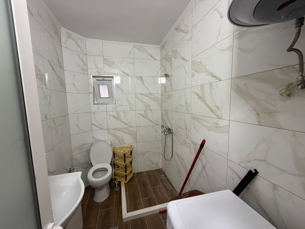🏡 Appartamento 1+1 in vendita – Laprakë (KMY)  📍 Posizione: Laprakë (KMY) 🏢 Edificio esistente 🏠 2° piano 📐 Superficie netta: 64,5 m²  Prezzo 128 mila euro  📲 Per maggiori informazioni o per organizzare una visita: