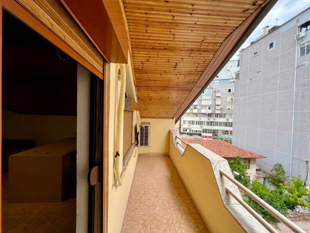 Rent, Papafingo 1+3+Veranda, "Pazari i Ri", Tirana.