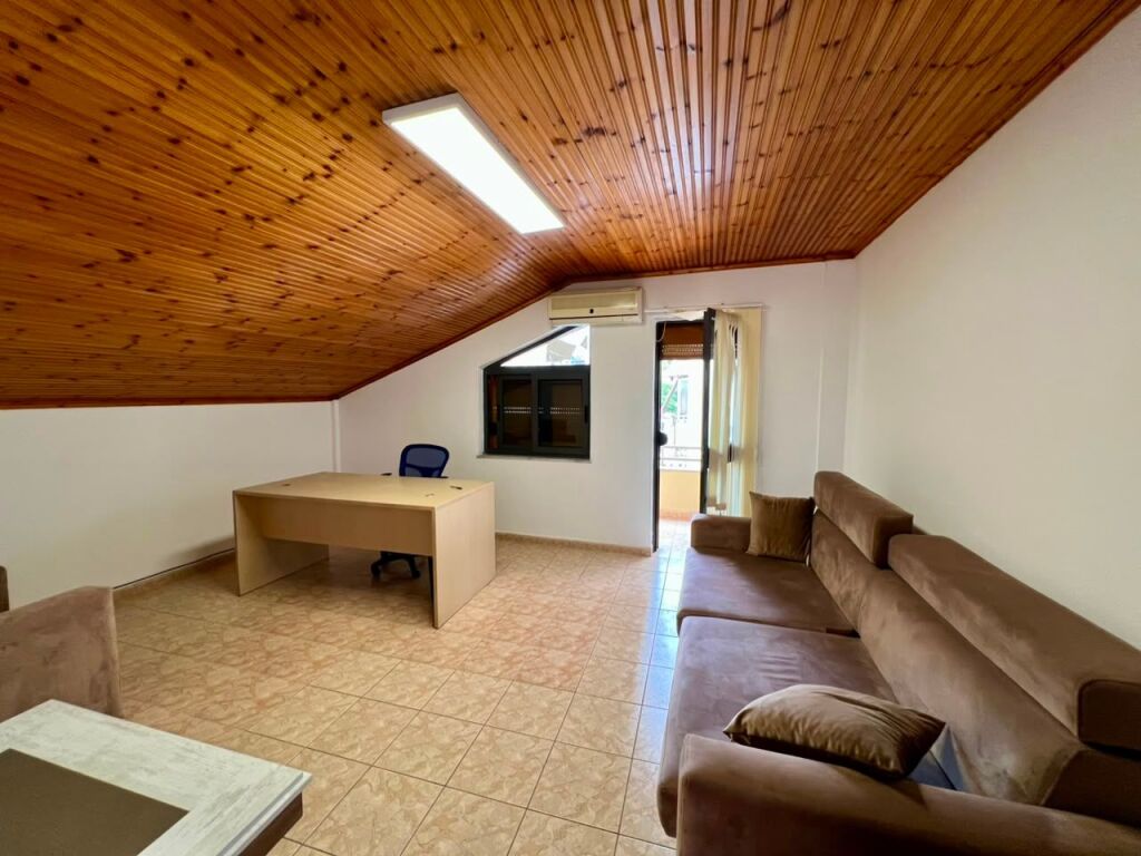 Rent, Papafingo 1+3+Veranda, "Pazari i Ri", Tirana.