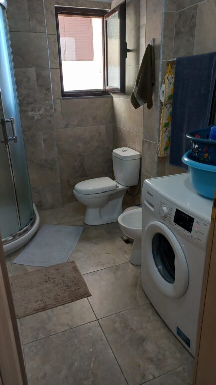 FOR RENT: A 65-SQUARE-METER APARTMENT ON THE SECOND FLOOR WITH A SEA VIEW IN UJI I FTOHTË, JUST 30 METERS FROM THE BEACH