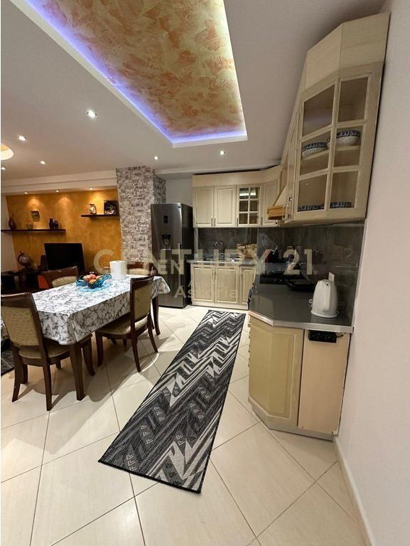 Apartament 2+1 për shitje pranë stadiumit Air Albania – Lokacion elitar në zemër të Tiranës!